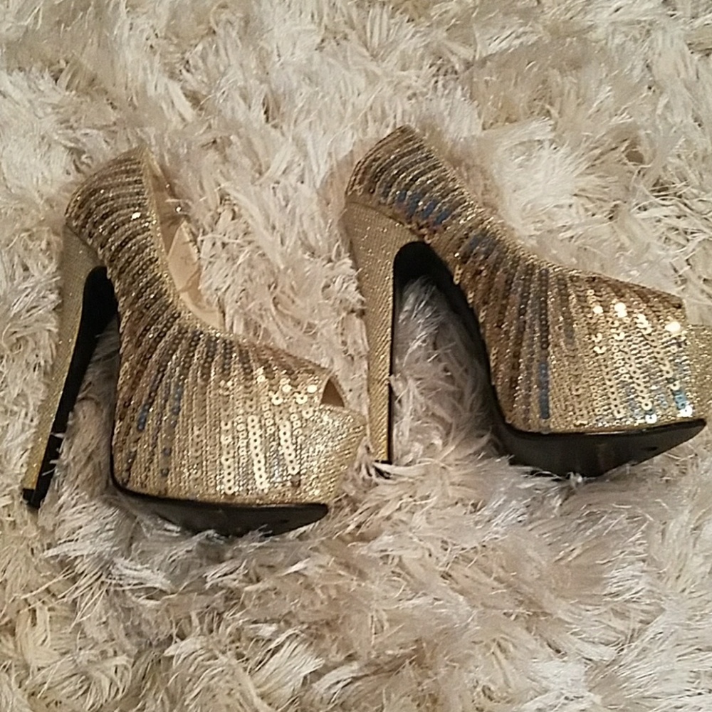 Nwot, beautiful gold sequence heels - Picture 3 of 5